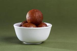 gulab jamun med pistage, indisk efterrätt eller söt maträtt i skål. foto