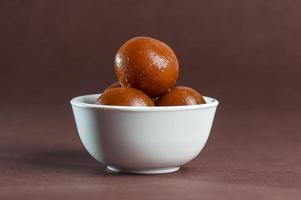 gulab jamun, indisk efterrätt eller söt maträtt i skål. foto