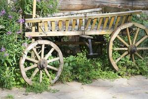 gammal trävagn i ett trähus. foto