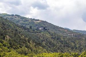 utsikt på lhuentse dzong kloster i lhuntse, östra bhutan, asien foto