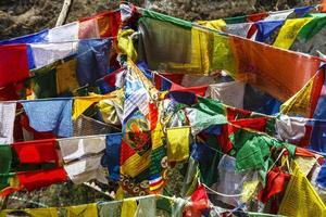 böneflaggor i bergen runt tigrarnas bo kloster, taktshang goemba, i paro, bhutan, asien foto