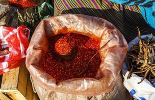 färsk röd paprika och grönsaker till salu på en lokal marknad i paro, västra bhutan, asien foto
