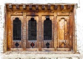 gammalt träfönster i bhutansk stil, thimphu, bhutan, asien foto