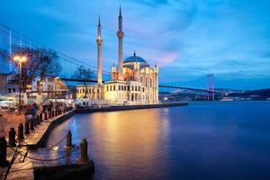 Ortakoy-moskén även känd som buyuk mecidiye camii i Besiktas, Istanbul, Turkiet foto