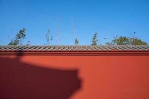 i ett tempel vid fint väder kastade solen några skuggor på de röda väggarna foto