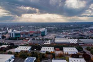 Flygfoto över den ikoniska Manchester United Stadion i England. foto