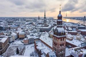 riga gamla stadsbilden topp vintervy. berömda flygfoto och turistmål av domes katedral. resa till Lettland foto