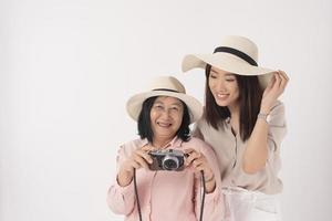 asiatisk äldre kvinna och hennes dotter på vit bakgrund, resekoncept