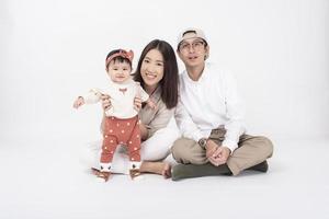 lycklig asiatisk familj på vit bakgrund foto
