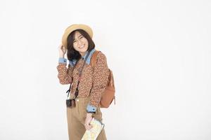 vacker ung asiatisk turist kvinna glad på vit bakgrund studio