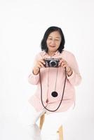 asiatisk äldre kvinna på vit bakgrund, resekoncept