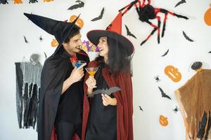 lyckligt par av kärlek i kostymer och smink på ett firande av halloween foto