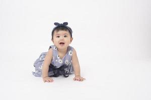 bedårande asiatisk flicka är porträtt på vit bakgrund foto