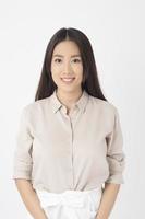 attraktiv asiatisk kvinna porträtt på vit bakgrund foto