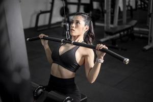 vacker perfekt kropp kvinna tränar i gymmet foto