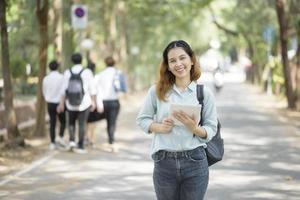 glad ung asiatisk universitetsstudent. foto