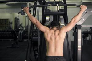 bodybuilder man med stor muskulös rygg i gymmet