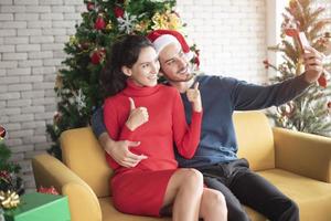 attraktiva kaukasiska kärlekspar firar jul hemma foto