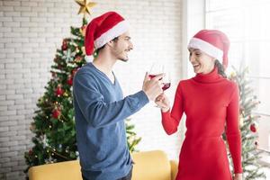 attraktiva kaukasiska kärlekspar firar jul hemma foto
