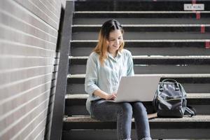 glad ung asiatisk universitetsstudent. foto