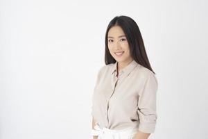 attraktiv asiatisk kvinna porträtt på vit bakgrund foto