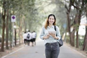 glad ung asiatisk universitetsstudent. foto