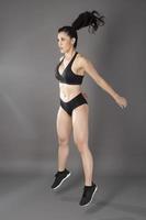 vacker fitness kroppsbyggare kvinna i studio foto