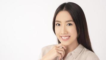 närbild av asiatisk kvinna med vackra tänder på vit bakgrund foto