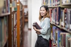 glad ung asiatisk universitetsstudent. foto