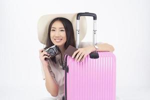 vacker asiatisk kvinna turist på vit bakgrund foto