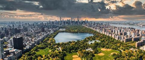 central park flygfoto i manhattan, new york. enorm vacker park är omgiven av skyskrapa foto