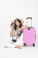 vacker asiatisk kvinna turist på vit bakgrund