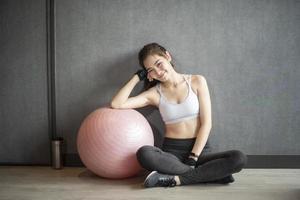 vacker asiatisk kvinna tränar i gymmet foto