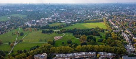 vacker flygfoto över london med många gröna parker