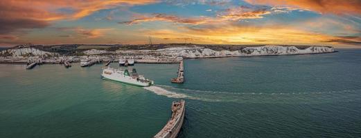 Flygfoto över Dovers hamn med många färjor foto