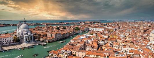 Flygfoto över santa maria della salute kyrka i Venedig foto