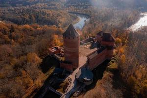 Flygfoto över staden Sigulda i Lettland under gyllene höst. foto