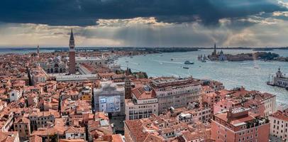 Flygfoto över Venedig nära Markusplatsen foto