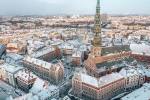 flygfoto vintervy över st. peters kyrka i riga, lettland. vinterdag över gamla stan i riga, Lettland. foto