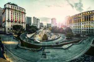 panoramautsikt över anhangabaudalen, stadshusbyggnaden, lätt köpcentrum och ingången till anhangabautunneln och avenyn 23 de maio i centrala sao paulo foto