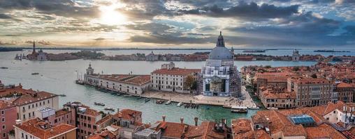 Flygfoto över santa maria della salute kyrka i Venedig foto