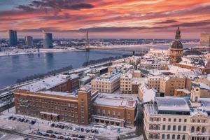 panoramautsikt över riga gamla stan under solig vinterdag, Lettland foto