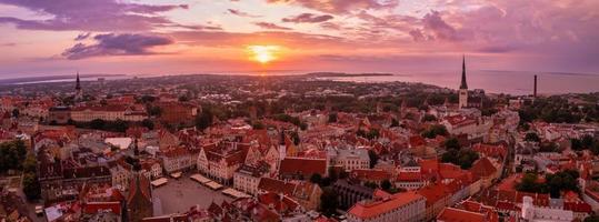 panoramautsikt över gamla Tallinn stad vid lila solnedgången, estland. foto