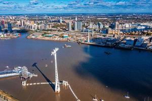 Flygfoto över linbanor för emirates air line i london, Storbritannien. foto