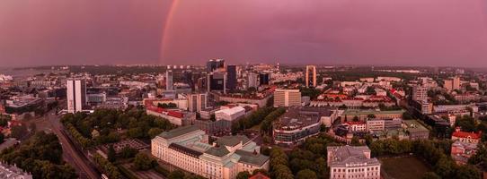 panoramautsikt över gamla Tallinn stad vid lila solnedgången, estland. foto