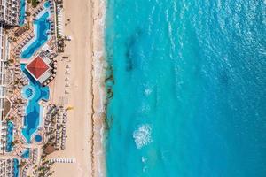 Flygfoto över tropisk sandstrand med turkost hav. foto