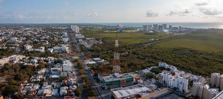 livlig gata med små byggnader nära strandområdet i Cancun foto