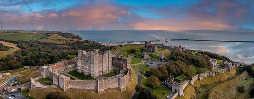 Flygfoto över Dover-slottet. den mest ikoniska av alla engelska fästningar. foto