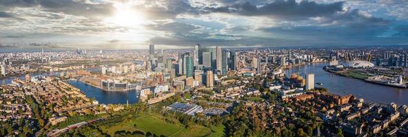 Flygfoto panoramautsikt över affärsdistriktet Canary Wharf i London, Storbritannien. foto