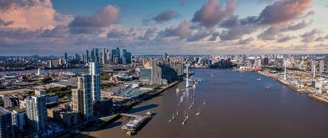 Flygfoto över linbanor för emirates air line i london, Storbritannien. foto